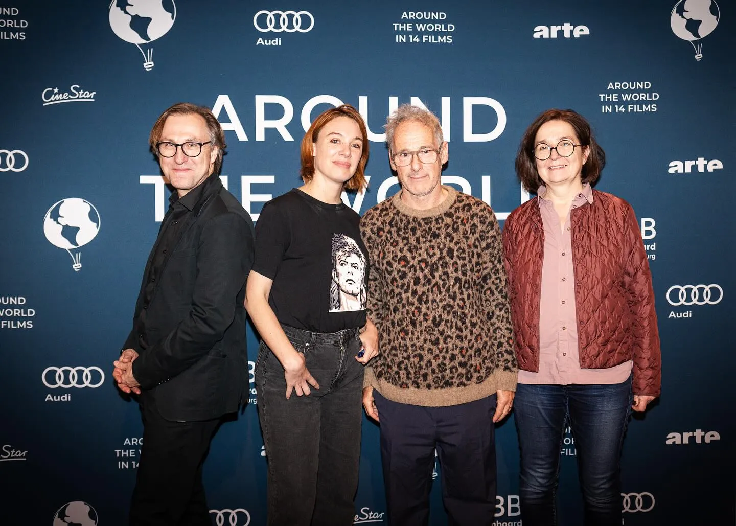 Dani Levy und Laetitia Dosch mit zwei Begleiterinnen vor der Fotowand des Festivals.