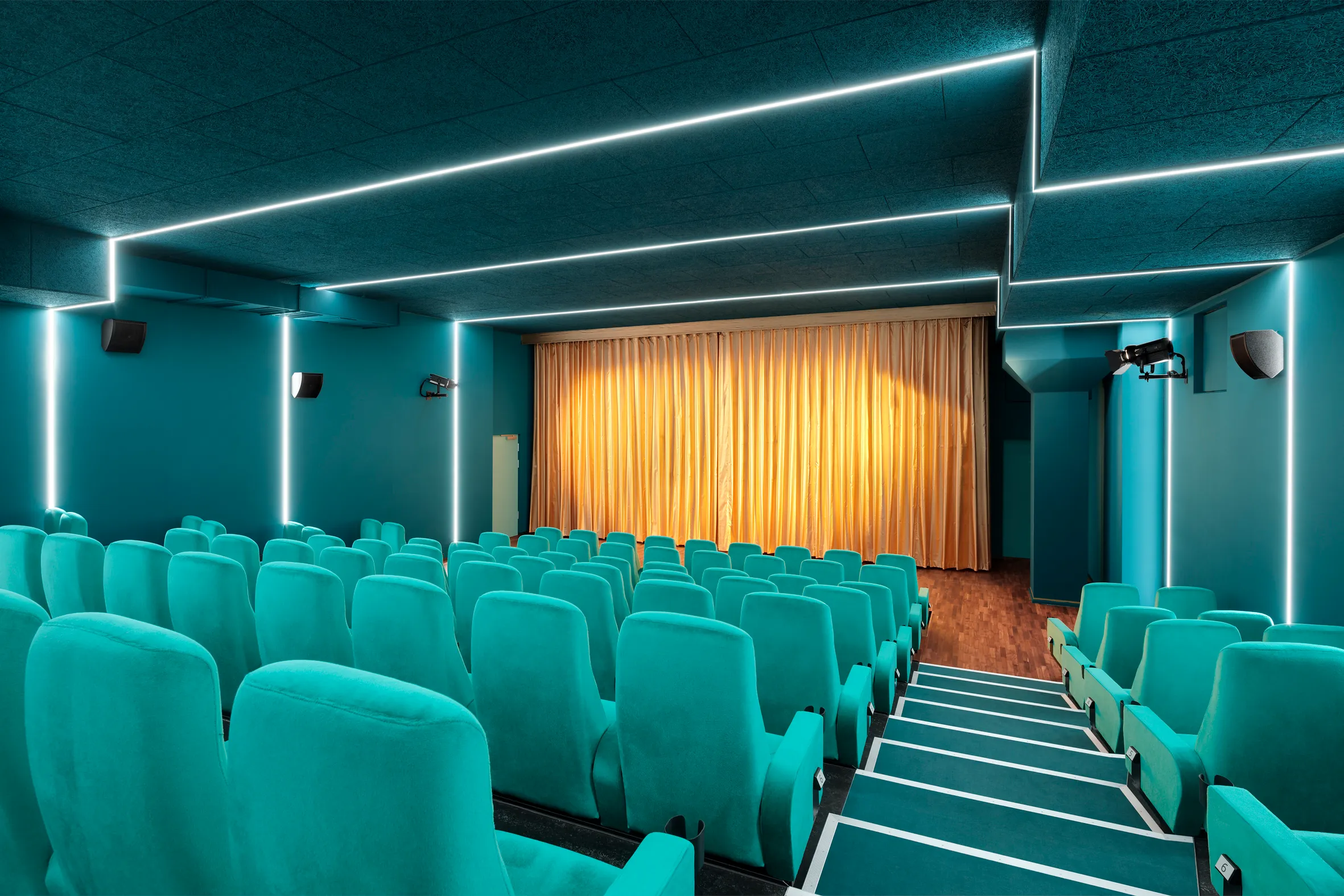 Saal im delphi LUX mit farbig gestalteter Wand
