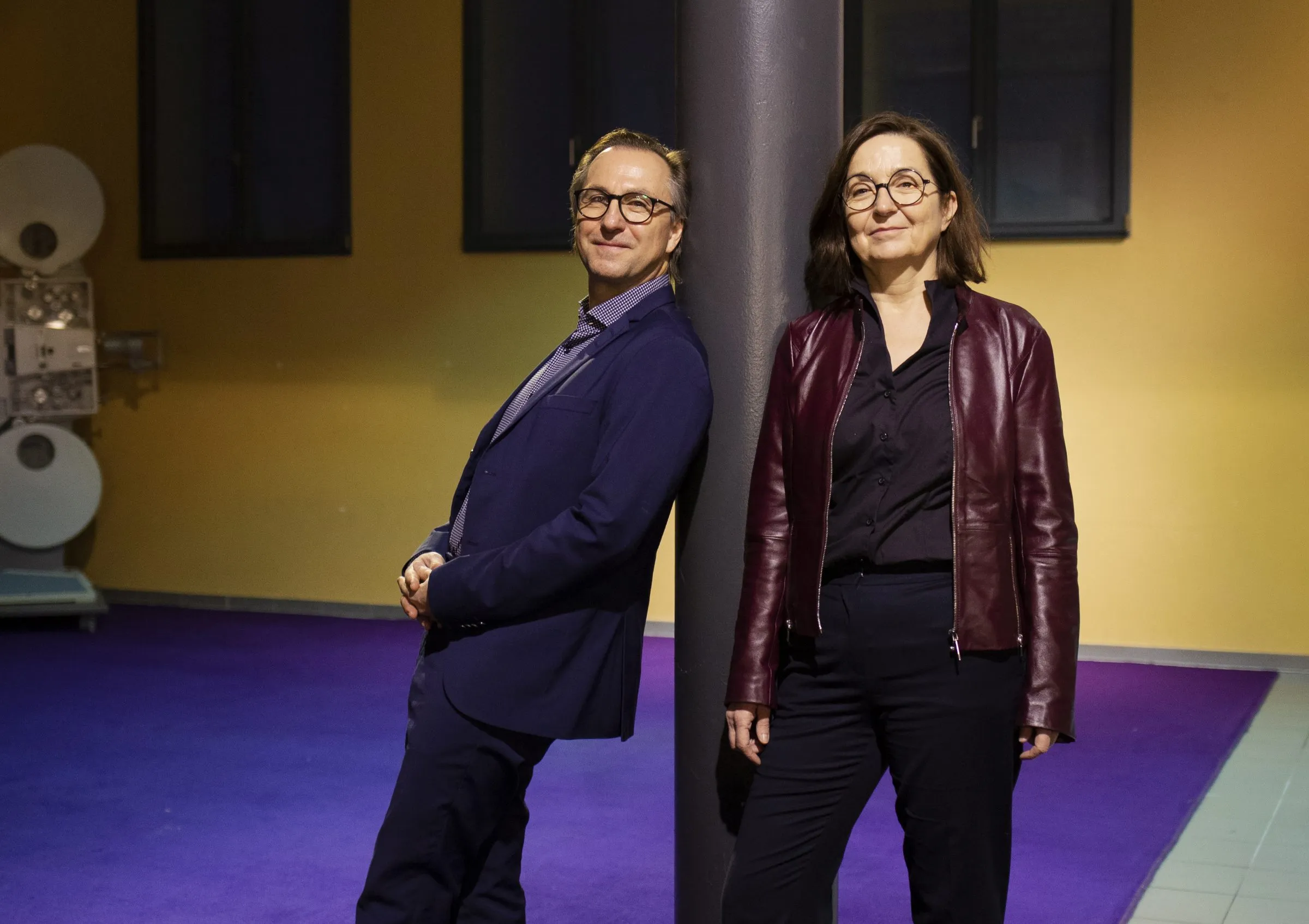 Die Festivalleitung Bernhard Karl und Susanne Bieger neben einem Projektor