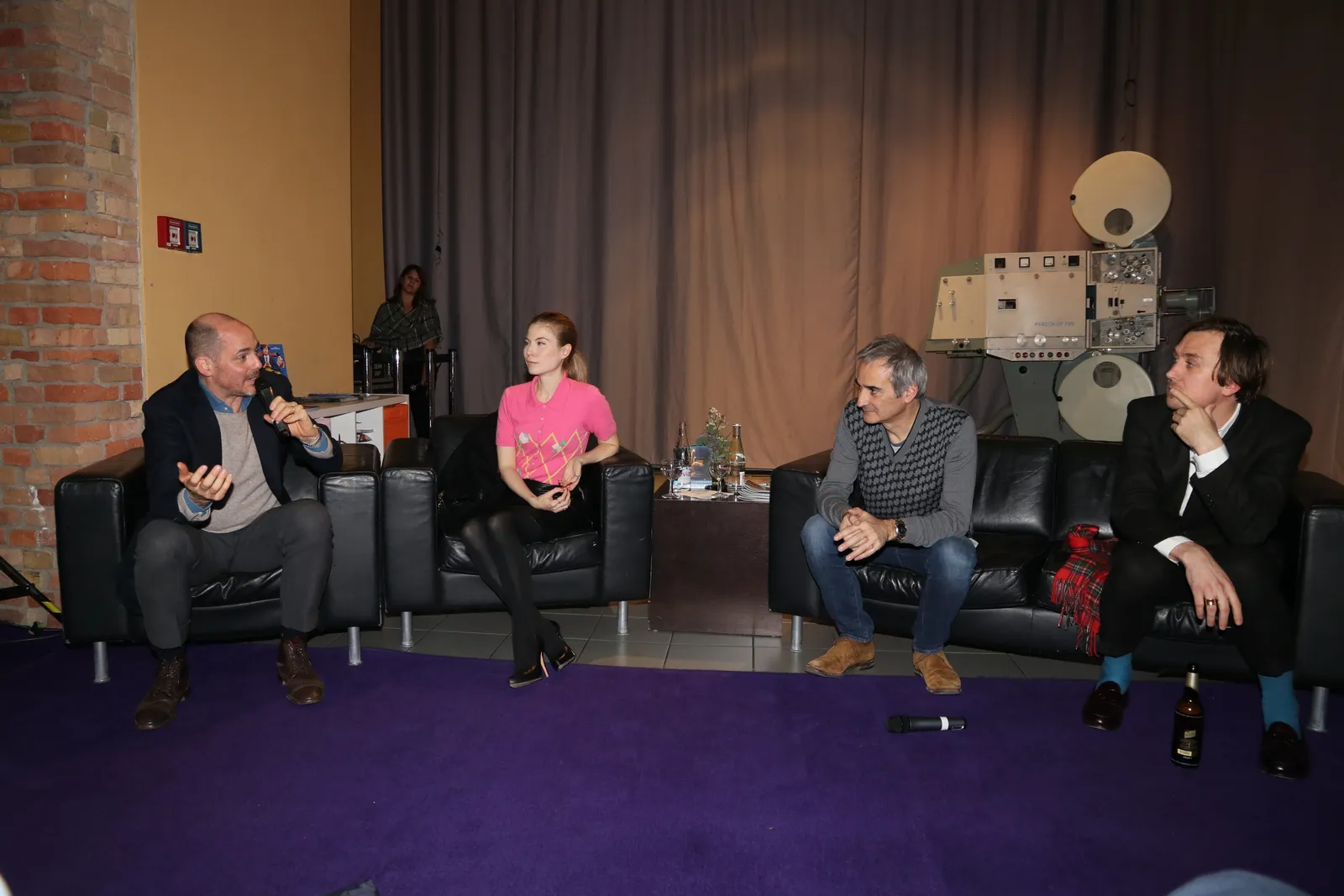 Edward Berger, Nora von Waldstätten, Olivier Assayas und Lars Eidinger sitzen auf Sofas im Gespräch, einer hält ein Mikrofon.